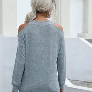 |s| Women’s Blue sweater. Never worn 😍